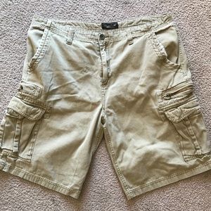 Men’s tan cargo shorts